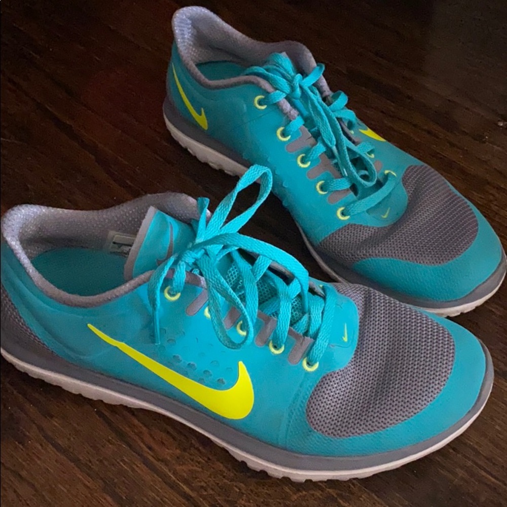 womens nike running sneakers